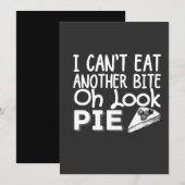 もうひと口も食べられない なんて素敵なパイがある！Tシャツ 招待状 (正面/裏面)