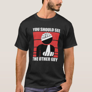 もうクール一人の男が腕を折っているのが見えおもしろいるはずだ Tシャツ