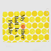 もう一つのボールはピクルスの黄色いピックボール ゴルフタオル (横)