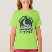 もう一つの章 – Cozy Nighttime Book Lover Tシャツ (正面)