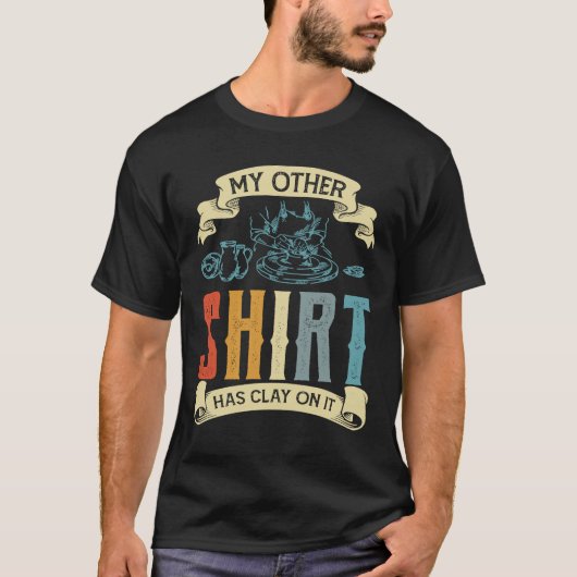 もう一人は陶芸家の上に粘土を乗せている Tシャツ (正面)