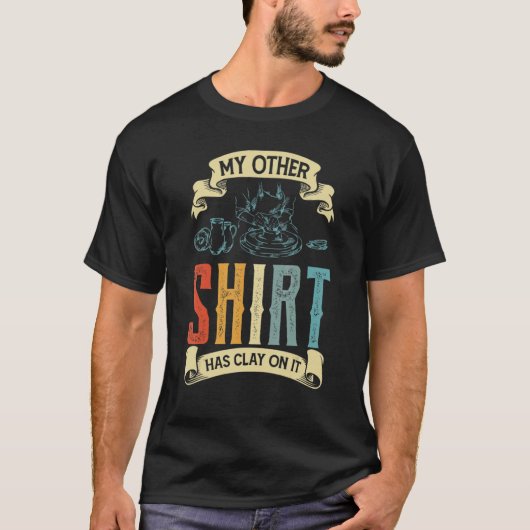 もう一人は陶芸家の上に粘土を乗せている Tシャツ (正面)