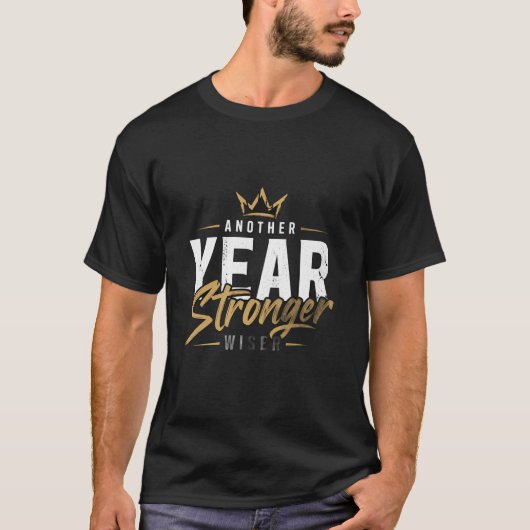 もう一年強くなったお誕生日おめでとうTシャツ Tシャツ (正面)