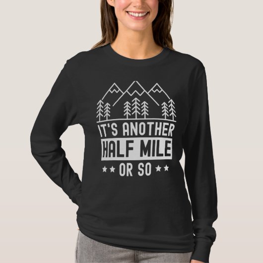 もう半マイルかそこらハイカーのユーモアさ Tシャツ (正面)