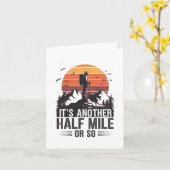 もう半マイルかそこらハイキングおもしろいキャンプ カード (黄色い花)