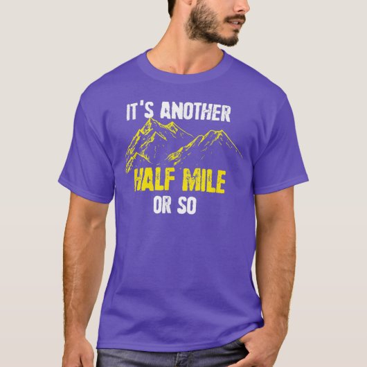 もう半マイルかそこらハイキングおもしろいハイカー Tシャツ (正面)
