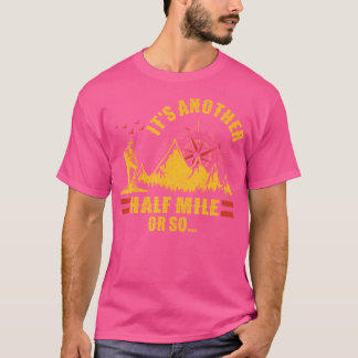もう半マイルかそこらヴィンテージハイキングカムピンだ Tシャツ