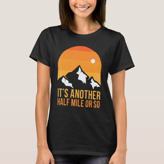 もう半マイルかそこら活動的なハイキングだ Tシャツ (正面)
