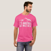 もう半マイルかそこら皮肉なハイカーだおもしろい Tシャツ (正面フル)