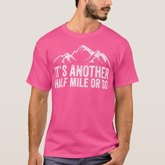 もう半マイルかそこら皮肉なハイカーだおもしろい Tシャツ (正面)
