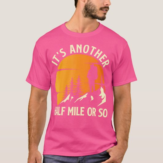 もう半マイルかそこら – マウンテンハイカー比企選手 Tシャツ (正面)