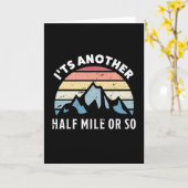 もう少しでゴール - 面白いハイキングギフト カード (黄色い花)