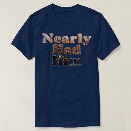 もう少しで彼は死ぬところだった Tシャツ (デザイン正面)