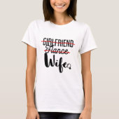 もう彼女でも婚約者でもない！ 私は妻です Tシャツ (正面)