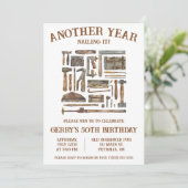 もう1年も釘付け!木工用誕生日 招待状 (スタンド正面)