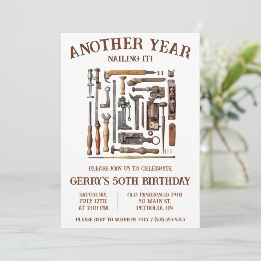 もう1年も釘付け!木工用誕生日 招待状 (スタンド正面)