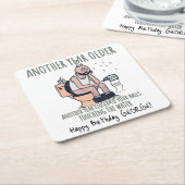 「もう1年年上」、65歳の誕生日おもしろいプレゼント スクエアペーパーコースター (アングル)