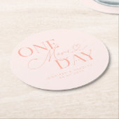 もう1日リハーサル結婚赤面ピンク ラウンドペーパーコースター (アングル)