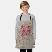 もこもこピンクの世界で一番のママ エプロン (着用した状態)