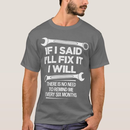 もし私が「直してやる」と言ったら面白い工務店のメカニック Tシャツ (正面)
