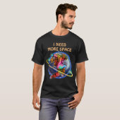 もっとスペースが欲しい カスタム宇宙飛行士 ギャラクシー Tシャツ (正面フル)
