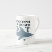 もっと大きな船のサメが必要おもしろいだ ボーンチャイナマグカップ (正面右)