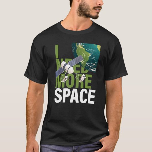 もっと宇宙宇宙飛行士の宇宙ロケット星雲Teが必要 Tシャツ (正面)