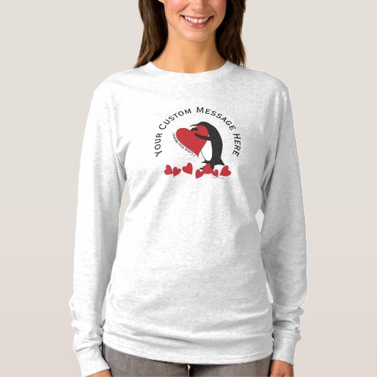 もっと愛してる！キュートペおもしろいンギンと赤いハート Tシャツ (正面)