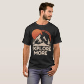 もっと探検しよう トレッキング 登山 キャンプ 面白い Tシャツ (正面フル)