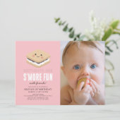 もっと楽しい カワイイ ピンクの女の子 1歳の誕生日写真 招待状 (スタンド正面)