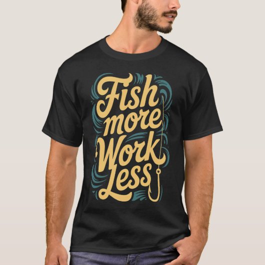 もっと釣りをして、もっと働かない、釣り好きの釣り Tシャツ (正面)