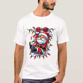 もつれたクリスマスツリーのライトに巻き込まれたキュートなサンタクロース Tシャツ