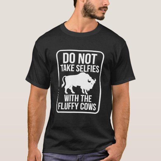 もふもふ牛とセルフィーを撮らないで Tシャツ (正面)