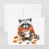 もみじの葉に囲まれた秋のラクーン　コーヒーカップとともに インビテーションポストカード (正面/裏面)