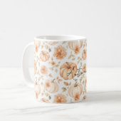 もも色のクリーム色の白い花のかぼちゃ コーヒーマグカップ (正面左)