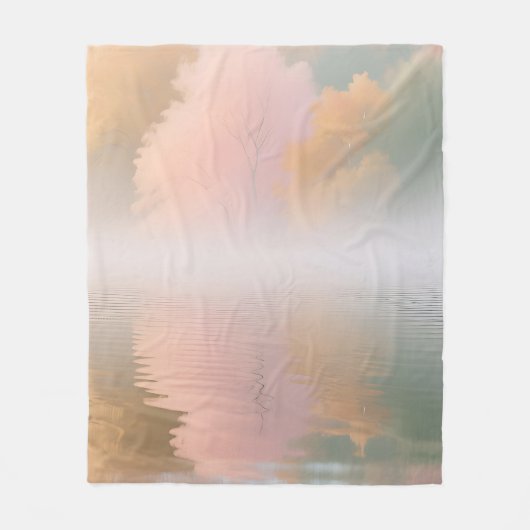 もやのかかった秋の湖の静けさ フリースブランケット (正面)