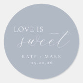 やさしいダスティブルーのLove Is Sweet ウェディングギフト ラウンドシール (正面)