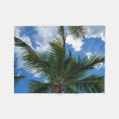 やしの木の下の穏やかな空 フリースブランケット (正面(横))