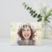 やったぞ!卒業のお知らせ – 白 インビテーションポストカード (スタンド正面)