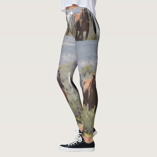 やりたい放題やることは砂の洗面器で放し、 レギンス (左)