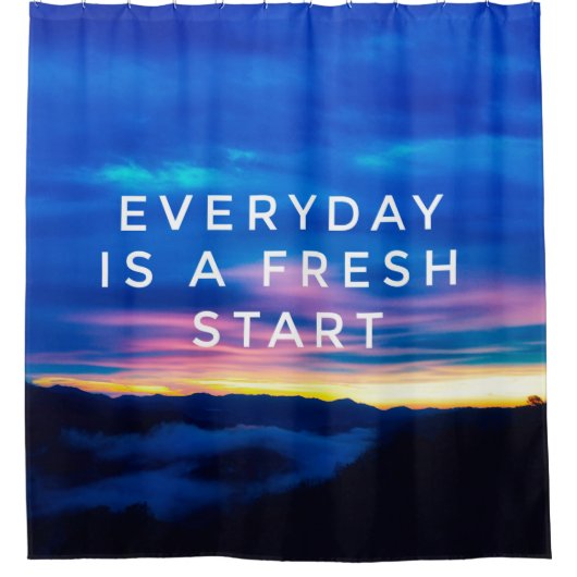 やる気を起こさせると感動的引用文 – 毎日 シャワーカーテン (正面)
