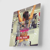 やる気を起こさせるな女性の体育館のトレーニング スクエア壁時計 (傾斜)