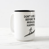 やる気を起こさせる引用文は与え奇跡の信仰の希望を上げない ツートーンマグカップ (正面左)