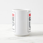 やる気を起こさせる引用文は決与えして降伏しない コーヒーマグカップ (中央)