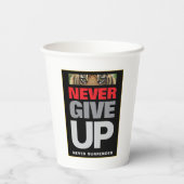 やる気を起こさせる引用文は決与えして降伏しない 紙コップ (裏面)