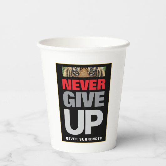 やる気を起こさせる引用文は決与えして降伏しない 紙コップ (裏面)