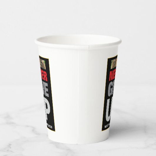 やる気を起こさせる引用文は決与えして降伏しない 紙コップ (右)