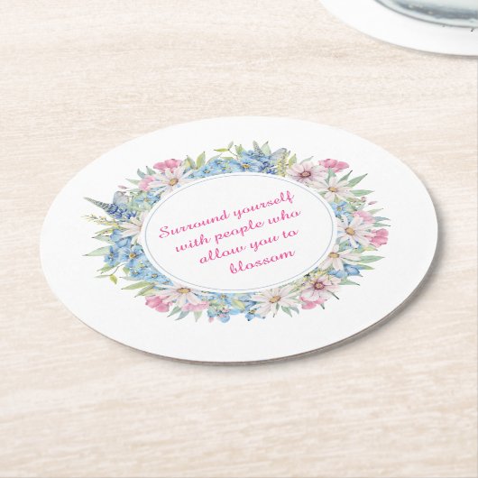 やる気を起こさせる引用文ピンクホワイトブルーフローラリース ラウンドペーパーコースター (アングル)