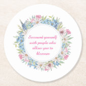やる気を起こさせる引用文ピンクホワイトブルーフローラリース ラウンドペーパーコースター (正面)
