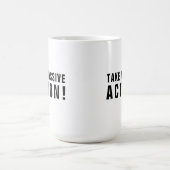 やる気を起こさせる引用文ブラックホワイトテイク大規模なアクション コーヒーマグカップ (中央)